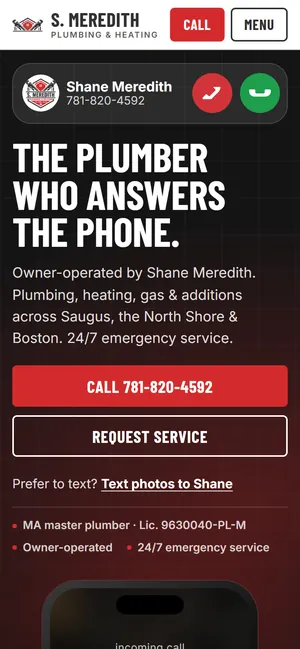 La página principal de smeredithplumbing.com en un teléfono.